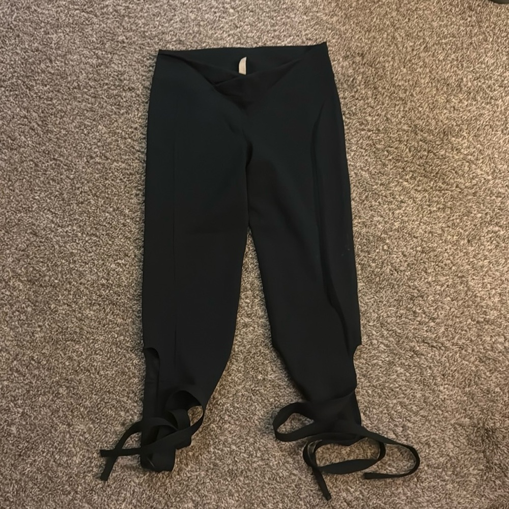 Free people capri leggings. New size small. Tie bottom